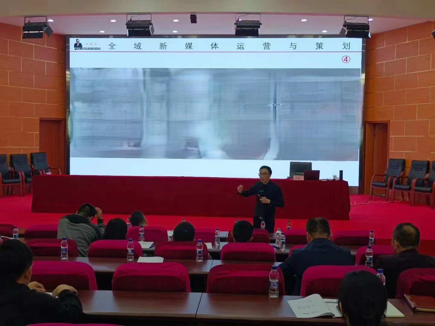 李明杰老師為崗埠農(nóng)場講授《全域新媒體與短視頻直播運(yùn)營》課程